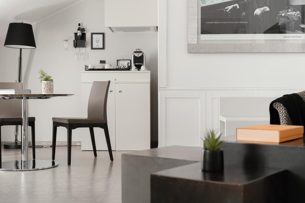 Montenapoleone Suites Milan Bagian luar foto