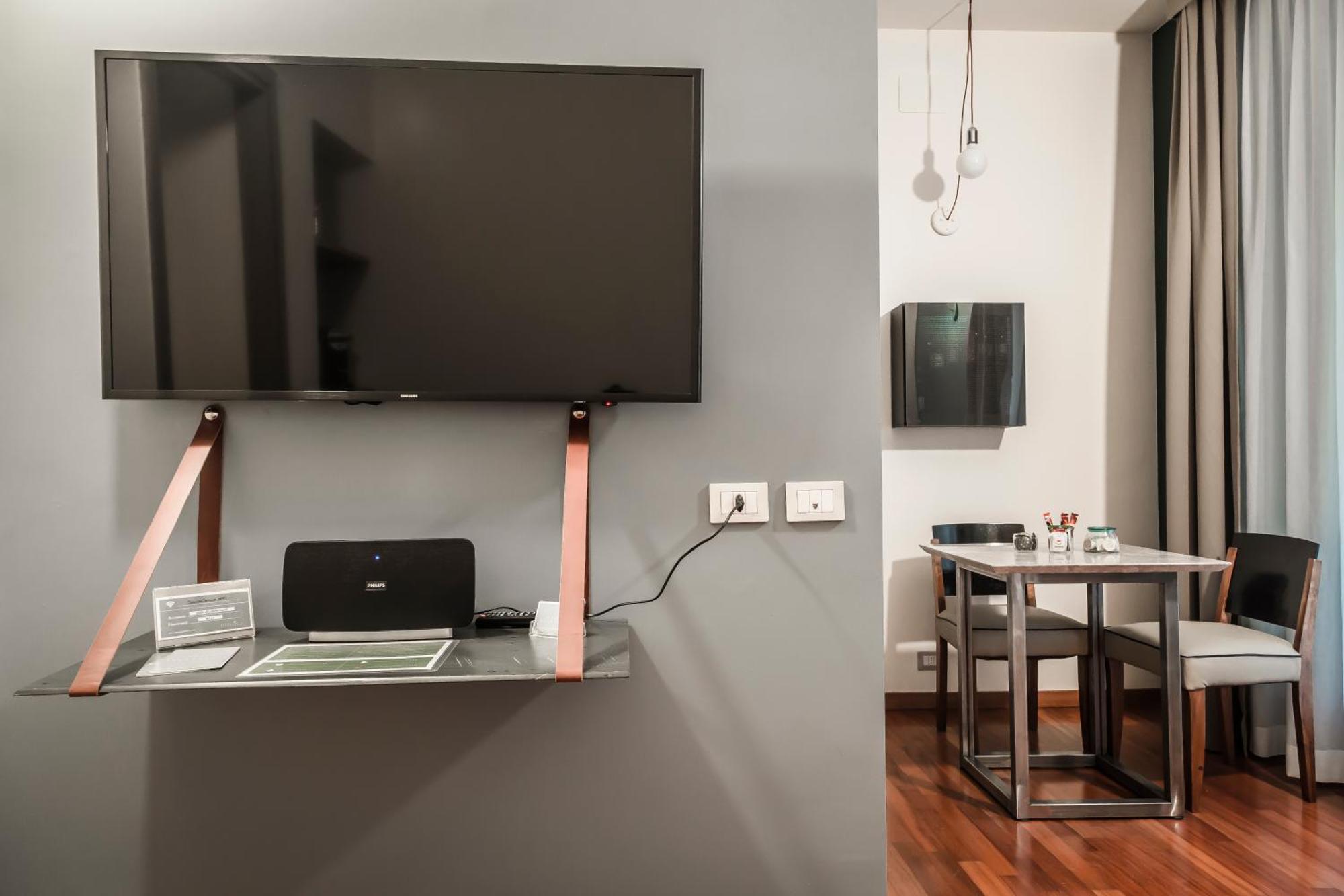 Montenapoleone Suites Milan Bagian luar foto